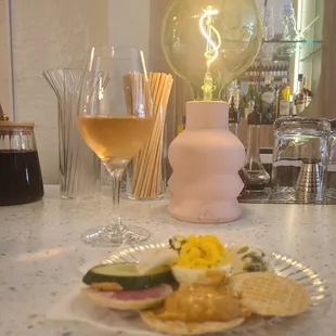 Small bites and rose&apos;
