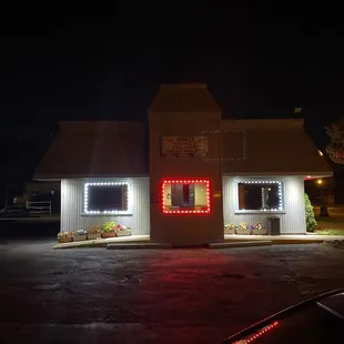 the front of the restaurant at night