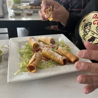 3 Taquitos Dorados