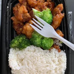 LGeneral L12. Gerenal Tso&apos;s Chicken Lunch Special