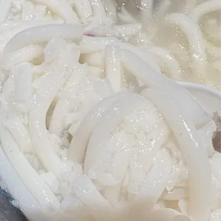 ows a close up of a bowl of noodles