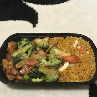 a tray of rice, broccoli, and chicken