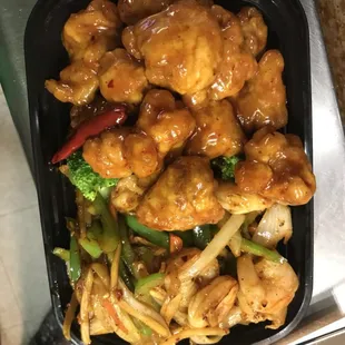 a container of chicken and broccoli