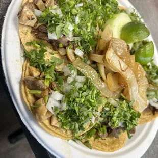 Plato con 3 tacos de suadero ,3 de buche , cebolla , cilantro , cebolla asada picosita , chile jalapeño asado