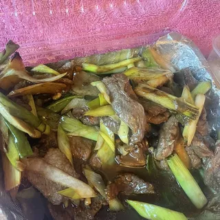 Green Garlic Sauteed with Sliced Lamb in Iron Plate