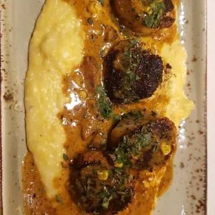 Blackened scallops and cheese grits