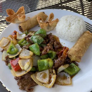 Beef and broccoli with lunch special accompaniments