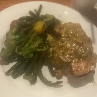 Blackened Mahi Mahi over cheese grits w/crawfish cream sauce and green beans