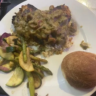 Chicken Briscoe w/mixed vegetables and a roll.