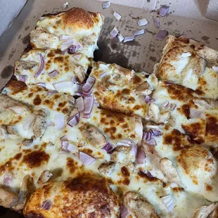 White gourmet pizza with no onions and no red peppers