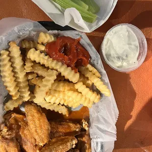 10 Piece College Wings, fries, medium blue cheese, celery on the side. Ketchup was thick as a mf but it was some type of Heinz Healthy lol.