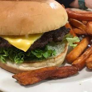 Cheeseburger with sweet potato fries