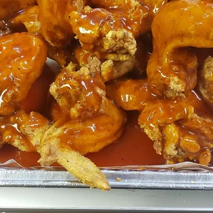 a tray of fried chicken wings
