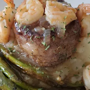 a plate of food with shrimp and asparagus