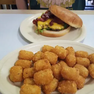 Baconburger and tots.