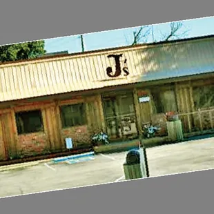 the outside of the restaurant