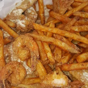Fish, shrimp and chicken wings with fries
