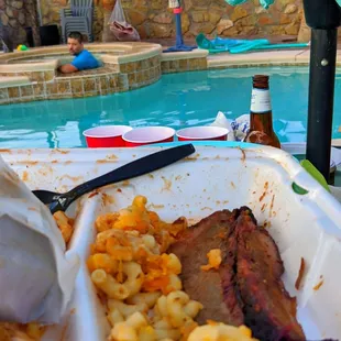 bbq pulled pork with macaroni and cheese