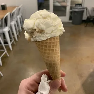 a hand holding an ice cream cone