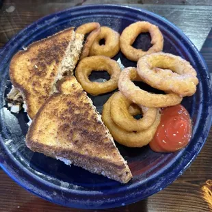 Tuna melt in wheat with onion rings
