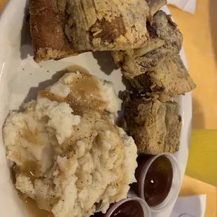 Fried ribs with mashed potatoes and gravy