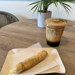 Iced coffee and tequeño