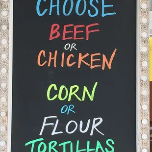 a sign that says choose beef or chicken corn or flour tortillas