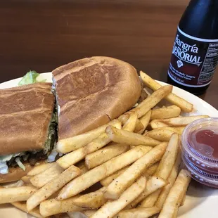 Torta de milanesa con papas fritas y una sangria