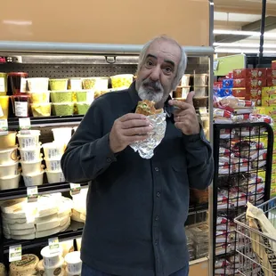 Mi amor enjoying the torta