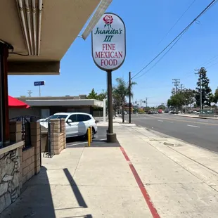 a sign for the mexican restaurant