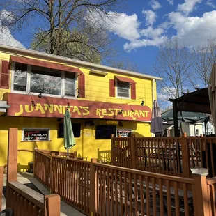 the outside of a restaurant