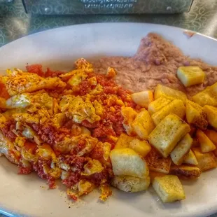 Chorizo (Spanish sausage) con huevo (scrambled eggs), papas (potatoes) y frijoles (refried beans). Coke-Zero!