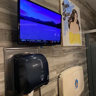 Freakin' TV in the bathroom! Lol that's great!