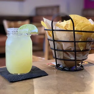 a margarita and chips