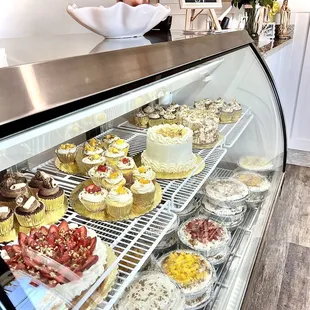 The BEST selection of cupcakes, cakes and mostachón.