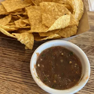 Warm chips and fresh tomato salsa, which I'd call a spicy medium. Very enjoyable.
