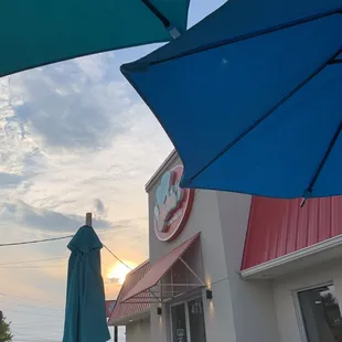 Jubie&apos;s Exterior
