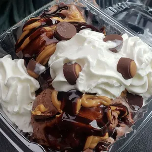Chocolate peanut butter sundae