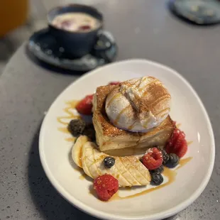 Caramel bread with vanilla gelato