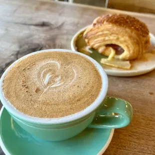 Chai Latte, croissant