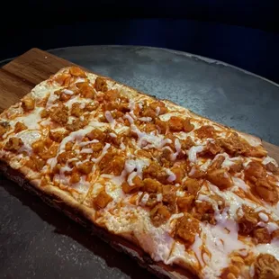 Buffalo chicken flatbread