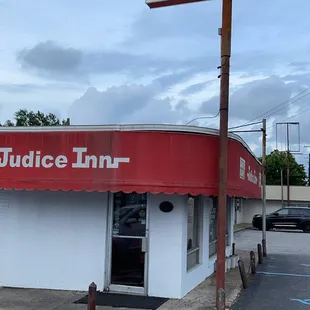 the outside of a restaurant