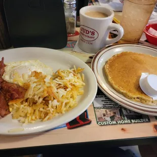 Egg, bacon, hash browns and pancake