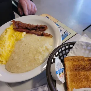 Eggs, grits, bacon and toast