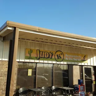 the outside of the restaurant