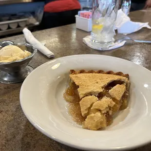 Apple pie w/ ice cream
