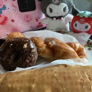 Sweet owners always give me extra donuts )^o^(（）