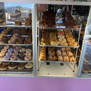 Good basic bakery donuts. Staff very friendly.