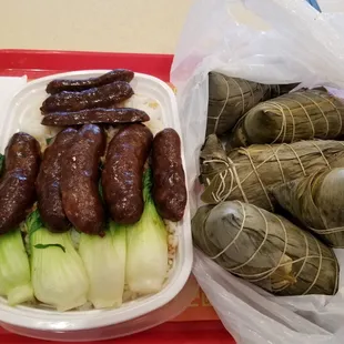 Hand made Taiwanese sausage.  5 pieces of Chinese tamale 粽子 on the right.