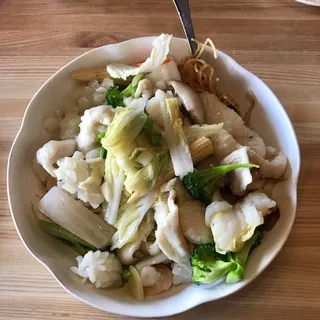 R9. Pan-Fried Noodles (Seafood)